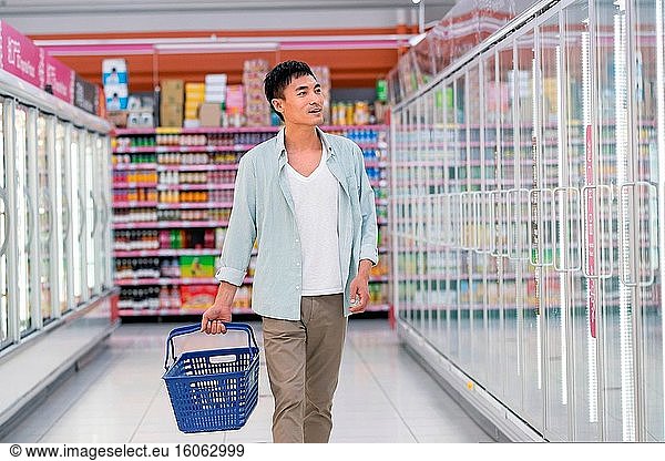 Männer mittleren Alters beim Einkaufen im Supermarkt