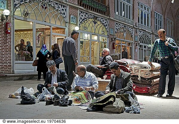 Männer reparieren Teppiche im alten historischen Basar der Stadt Tabriz  Ost Aserbaidschan  Iran