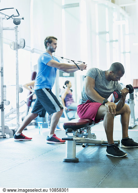 Männer trainieren im Fitnessstudio
