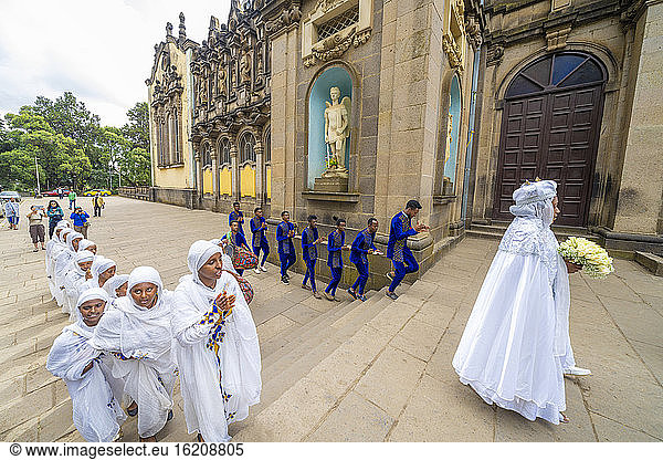Männer und Frauen in traditioneller Kleidung während einer religiösen Feier  Kathedrale der Heiligen Dreifaltigkeit  Addis Abeba  Äthiopien  Afrika