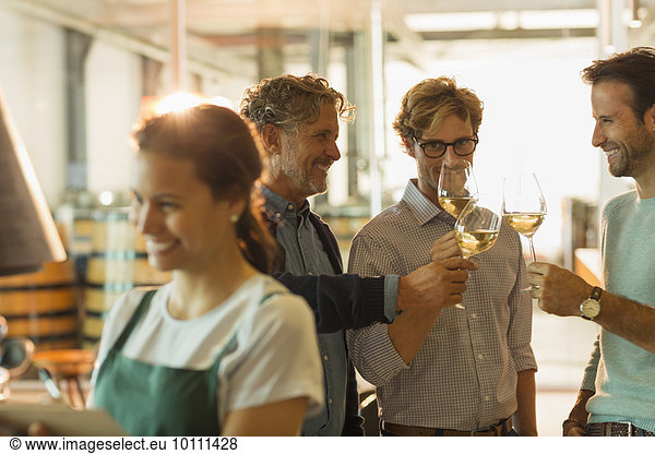 Männer Weinverkostung Weißwein im Weinkeller