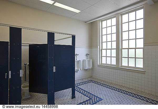 Männerbadezimmer einer Schule