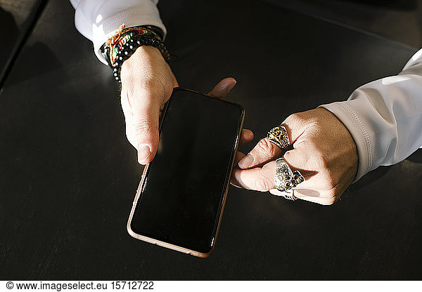 Männerhände mit Smartphone