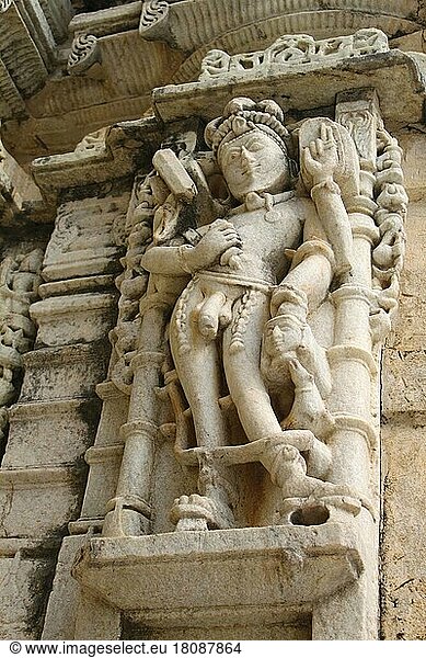 Männerstatue am Sonnen-Tempel  neben Adinatha-Tempel  Jain-Tempel  Ranakpur  Rajasthan  Indien  Asien