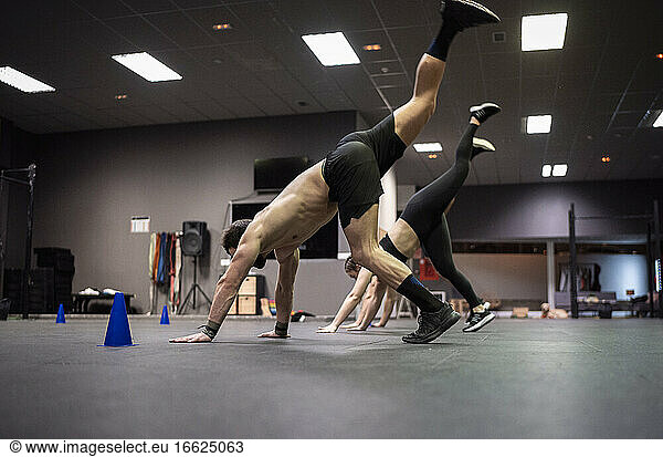 Männliche Athleten beim Training im Fitnessstudio