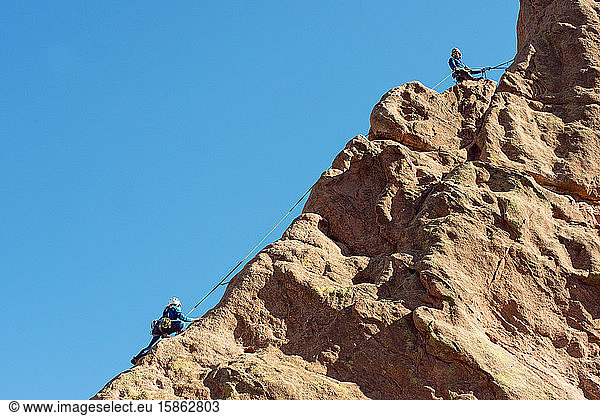 Männliche und weibliche Bergsteiger im Garten der Götter Colorado