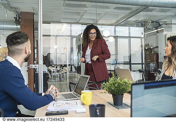 Männliche und weibliche Unternehmer planen ihre Strategie im Büro