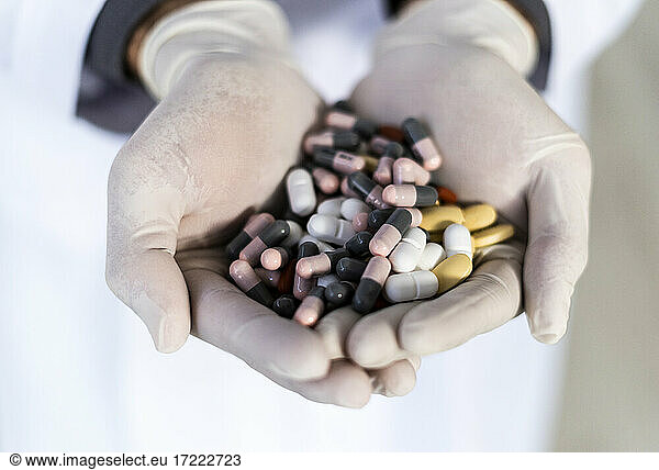Männlicher Angestellter im Gesundheitswesen mit Pillen in der Hand