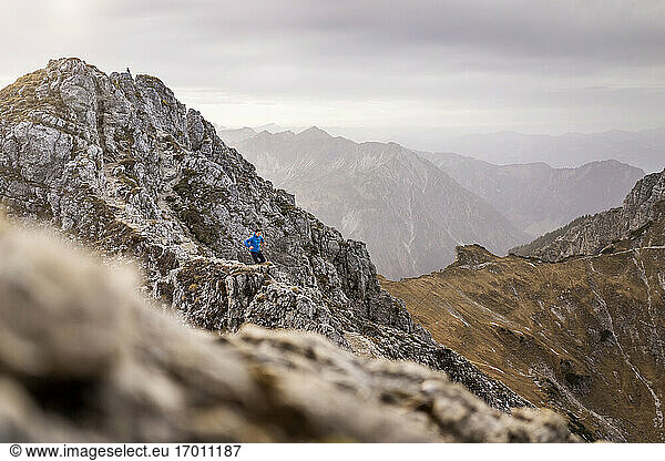 Männlicher Athlet beim Laufen auf dem Ponten in Tirol  Österreich
