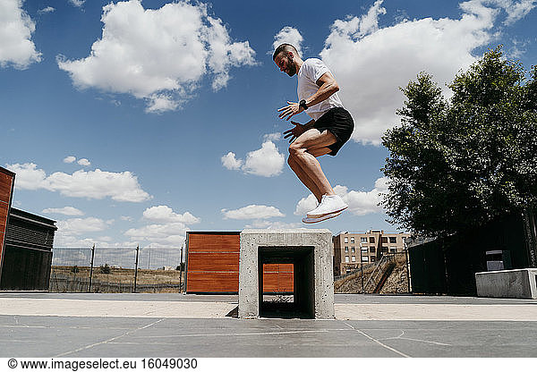 Männlicher Athlet  der im Freien springt