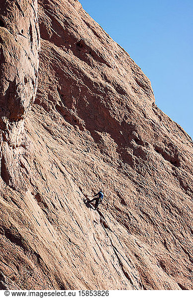 Männlicher Bergsteiger an Felswand im Garten der Götter Colorado