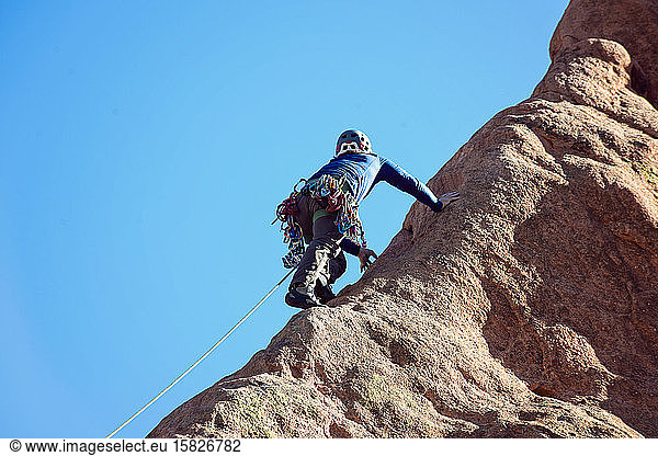 Männlicher Bergsteiger beim Aufstieg im Garten der Götter Colorado
