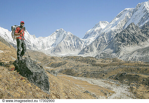 Männlicher Bergsteiger posiert während eines Trekkings hoch über dem Everest Basecamp