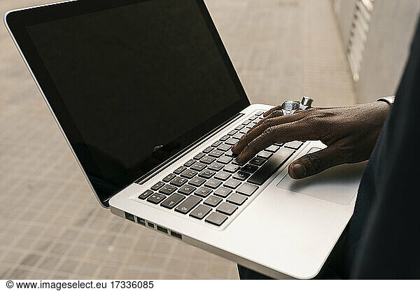 Männlicher Berufstätiger mit Laptop