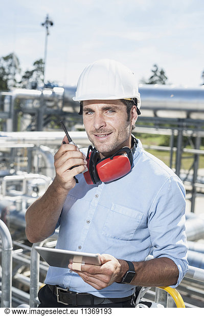 Männlicher Ingenieur im Gespräch mit Walkie-Talkie in einem geothermischen Kraftwerk