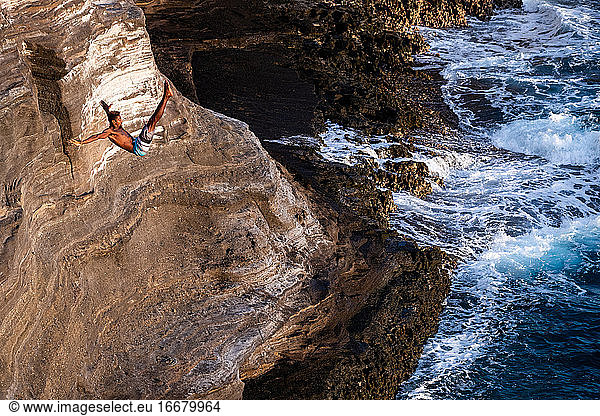 männlicher klippenspringer in aktion an den ozeanklippen von oahu  hawaii