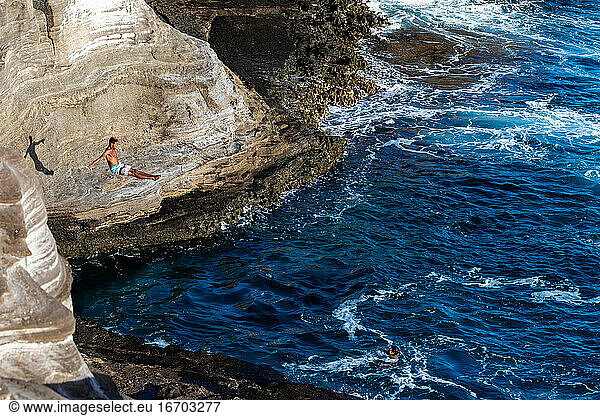 Männlicher Klippenspringer taucht in Richtung Ozean in Oahu  Hawaii