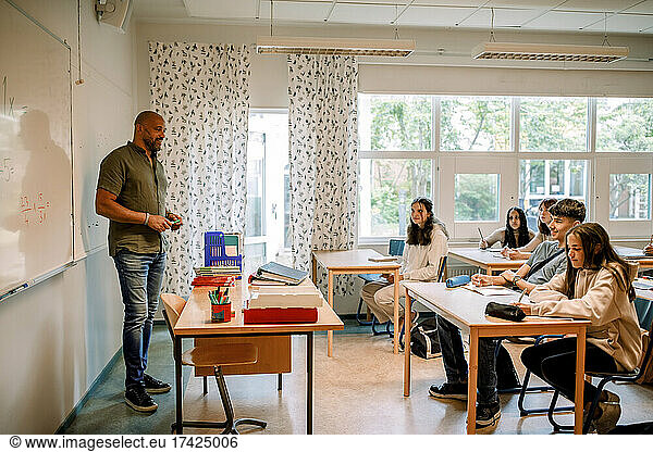 Männlicher Professor unterrichtet einen Studenten im Klassenzimmer