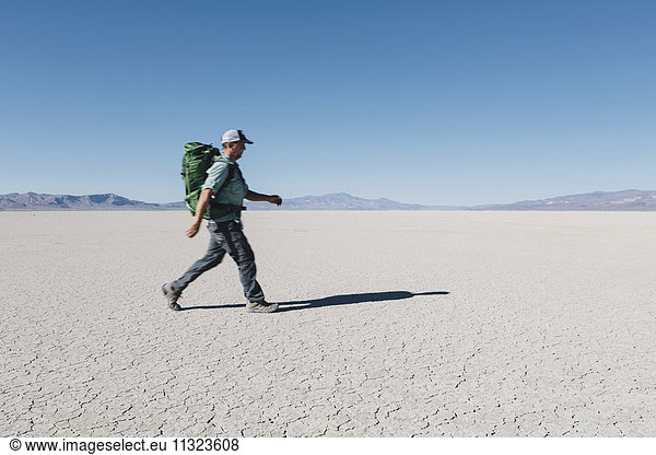 Männlicher Rucksacktourist beim Wandern in der weiten Wüste  Black Rock Wüste  Nevada