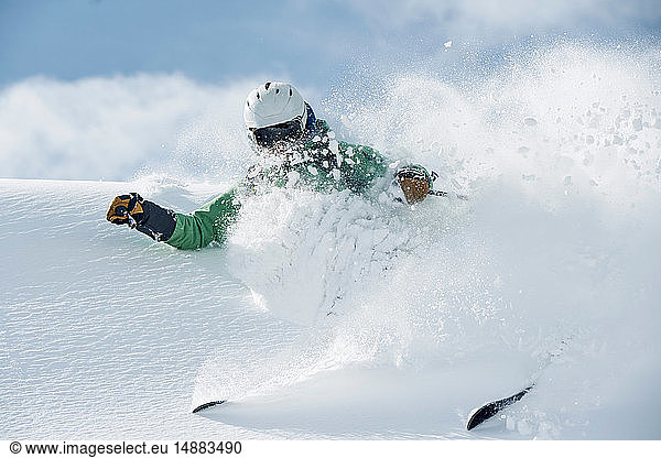 Männlicher Skifahrer rast den schneebedeckten Berg hinunter  Alpe-d'Huez  Rhône-Alpes  Frankreich