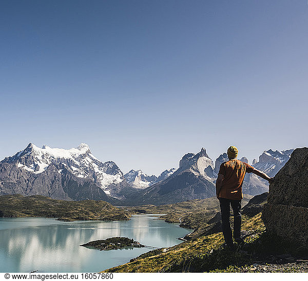 Männlicher Wanderer am See gegen den klaren Himmel im Torres Del Paine National Park  Patagonien  Chile