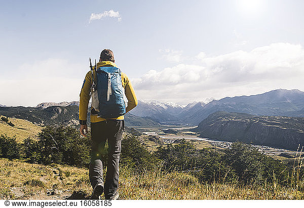 Männlicher Wanderer mit Rucksack in der Landschaft gegen den Himmel  Patagonien  Argentinien