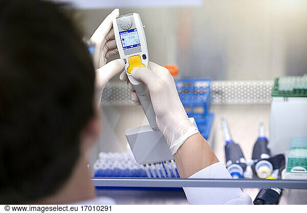 Männlicher Wissenschaftler  der die Temperatur von Geräten im Labor überprüft