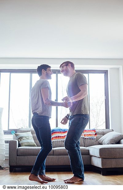 Männliches Paar zu Hause  gemeinsam tanzen  von Angesicht zu Angesicht