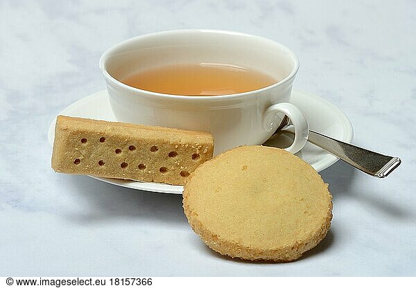 Mürbegebäck  Mürbeteigfinger  Mürbeteigrunden  und Tasse Tee  englisches Buttergebaeck  Tea Time