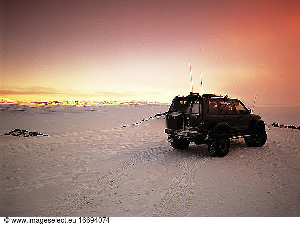 Maßgeschneiderter SUV im Hochland von Island