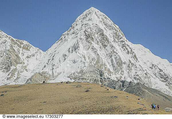 Maßstab: Pumori und ein Kletterteam auf dem Weg zum Everest Basecamp