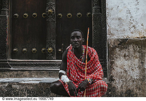 Maasai-Mann in traditioneller Kleidung
