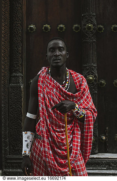 Maasai-Mann in traditioneller Kleidung