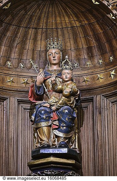Madonna mit Kind in der Kathedrale von Chartres  Notre-Dame du Pilier. Diese Madonna mit Kind  die 1508 vom Kanoniker Wastin des Feuger?ts gestiftet wurde  ist aus Birnbaumholz oder polychromiertem Nussbaumholz gefertigt. Sie wurde von Anfang an auf einer Steinsäule vor dem Lettner am Eingang zum Chor präsentiert. Als der Lettner 1763 abgebaut wurde  wurde sie an den nordwestlichen Schornstein der Vierung des Querschiffs versetzt. 1791 wurde sie in der Krypta aufgestellt und durch die Jungfrau von Notre-Dame de Sous-Terre ersetzt  die 1793 zerstört wurde. 1796 stieg Notre-Dame du Pilier aus der Krypta auf und nahm ihren Platz wieder ein. 1806 wurde sie in die erste Spannweite des Ambulatoriums versetzt und hoch auf eine Säule gestellt  die vom alten mittelalterlichen Lettner stammen könnte. Sie wird nicht mehr bewegt. An diesem Tag nimmt sie den Namen Notre-Dame du Pilier an (erste Erwähnung im Jahr 1825) und wird am 31. Mai 1855 gekrönt.