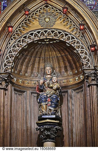 Madonna mit Kind in der Kathedrale von Chartres  Notre-Dame du Pilier. Diese Madonna mit Kind  die 1508 vom Kanoniker Wastin des Feuger?ts gestiftet wurde  ist aus Birnbaumholz oder polychromiertem Nussbaumholz gefertigt. Sie wurde von Anfang an auf einer Steinsäule vor dem Lettner am Eingang zum Chor präsentiert. Als der Lettner 1763 abgebaut wurde  wurde sie an den nordwestlichen Schornstein der Vierung des Querschiffs versetzt. 1791 wurde sie in der Krypta aufgestellt und durch die Jungfrau von Notre-Dame de Sous-Terre ersetzt  die 1793 zerstört wurde. 1796 stieg Notre-Dame du Pilier aus der Krypta auf und nahm ihren Platz wieder ein. 1806 wurde sie in die erste Spannweite des Ambulatoriums versetzt und hoch auf eine Säule gestellt  die vom alten mittelalterlichen Lettner stammen könnte. Sie wird nicht mehr bewegt. An diesem Tag nimmt sie den Namen Notre-Dame du Pilier an (erste Erwähnung im Jahr 1825) und wird am 31. Mai 1855 gekrönt.