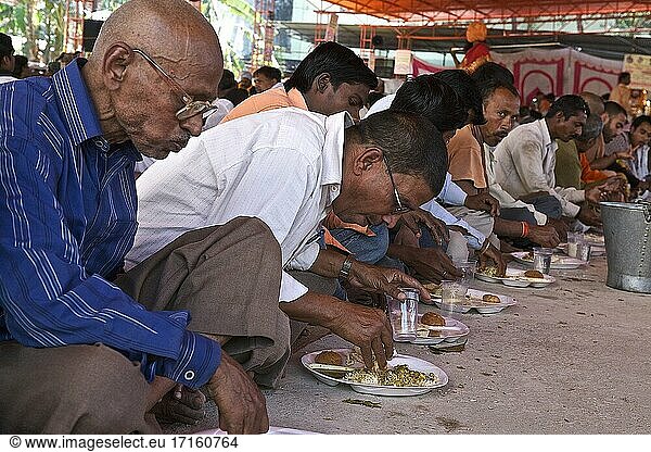 Mahlzeit für Männer während eines Treffens zum Thema Hinduismus in Erwartung des Shivaratri-Festes  Benares  UP  Indien.