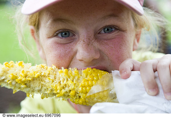 Mais  Zuckermais  Kukuruz  Vereinigte Staaten von Amerika  USA  essen  essend  isst  Maiskolben  Mädchen  Chicago  Illinois