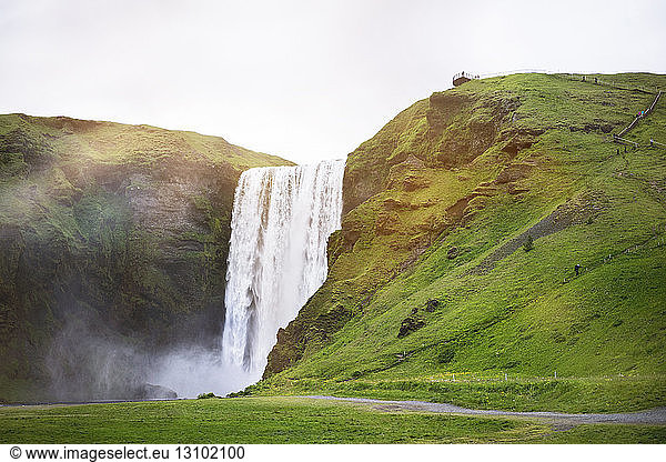 Majestätischer Blick auf den Wasserfall Seljalandsfoss gegen den Himmel