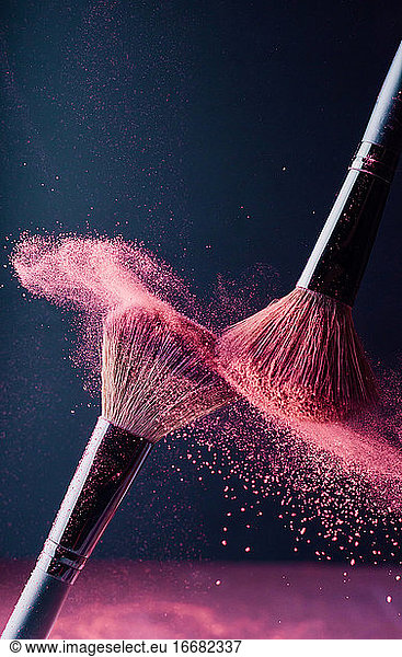 Make-up brush with p powder explosion