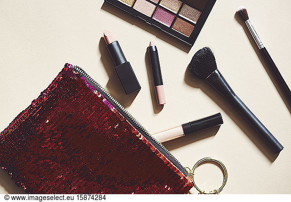 Make-up und rote Handtasche