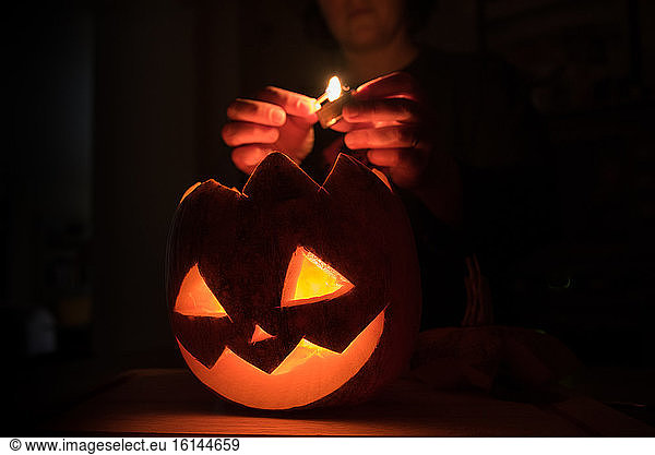 Making of an Halloween pumpkin decoration