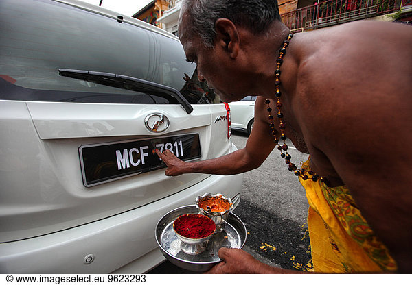 Malaysia  Mönch segnet neues Auto