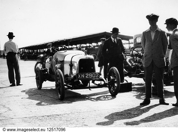 Malcolm Campbell und ein Talbot-Auto im Fahrerlager von Brooklands  Surrey  Juni 1923. Künstler: Unbekannt