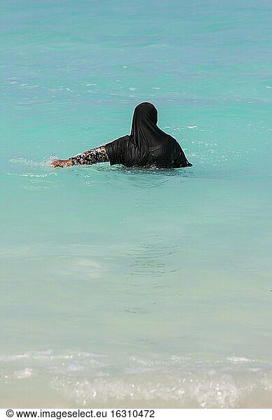 Malediven  muslimische Frau im Meer mit traditioneller Kleidung