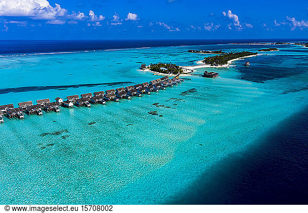 Malediven  Süd Male Atoll  Kaafu Atoll  Luftaufnahme der Bungalows auf dem Meer