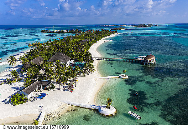Malediven  Süd Male Atoll  Luftaufnahme des Resorts auf Maadhoo