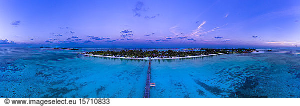 Malediven  Süd Male Atoll  Malediven Bodufinolhu  Lagune mit Strandbungalows
