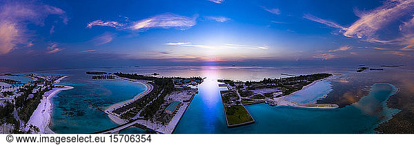 Malediven  Süd Male Atoll  Malediven Olhuveli-Lagune mit Strandbungalows bei Sonnenuntergang