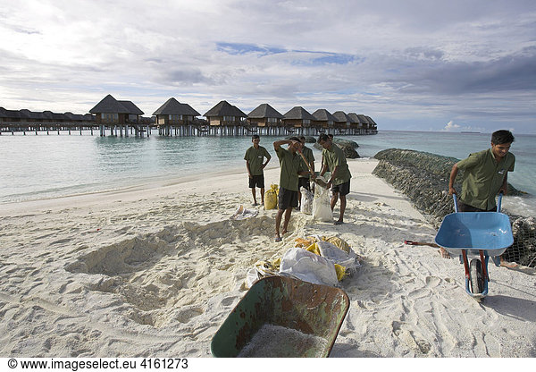 Malediver befestigen die Sandstrände als Schutz vor Tsunamies und Strömungen  Malediven