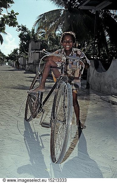 Maledivisches Kind mit Fahrrad  Malediven  Indischer Ozean  Ari Atoll  Maamigili